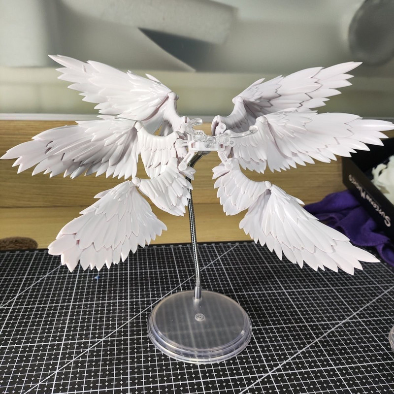 أجنحة ملاك بيضاء وسوداء بستة ر - مراجعة Action Figure Stand وسعره