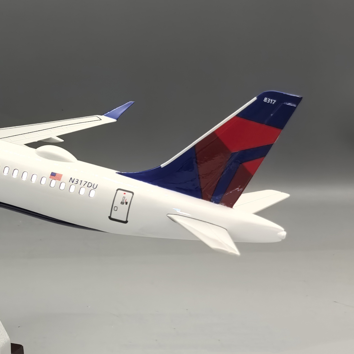 طائرة دلتا إير A220-300 بمقياس - مراجعة Model Airplane Plastic وسعره